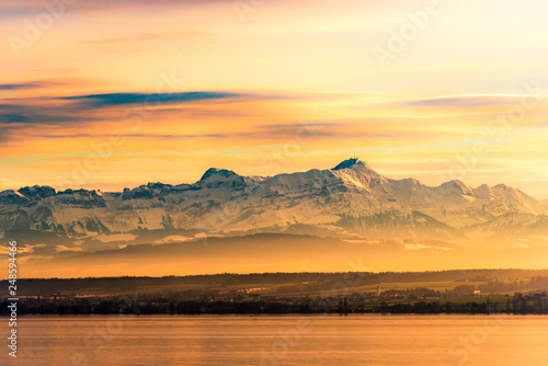 Bodensee und schweizer Alpen im Winter © dietwalther
