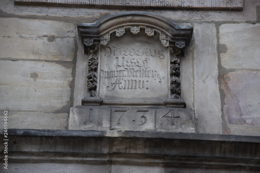 Relief über dem Portal zu Jean Pauls ehemaligen Wohnhaus in der Friedrichstraße 10
