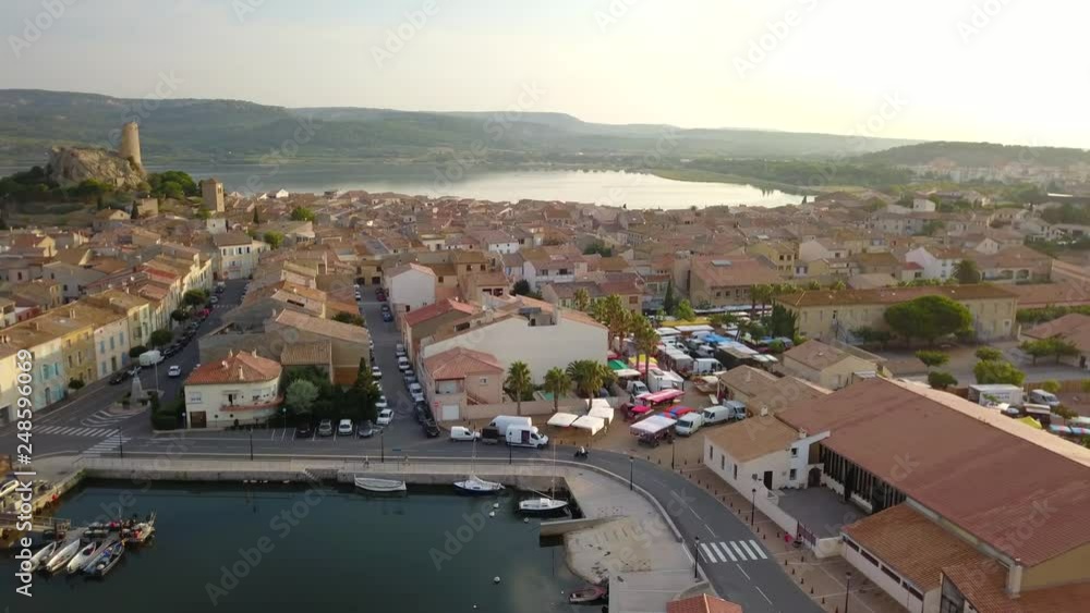 Gruissan et son marché dans la lumière matinale, prise de vue aérienne par drone.