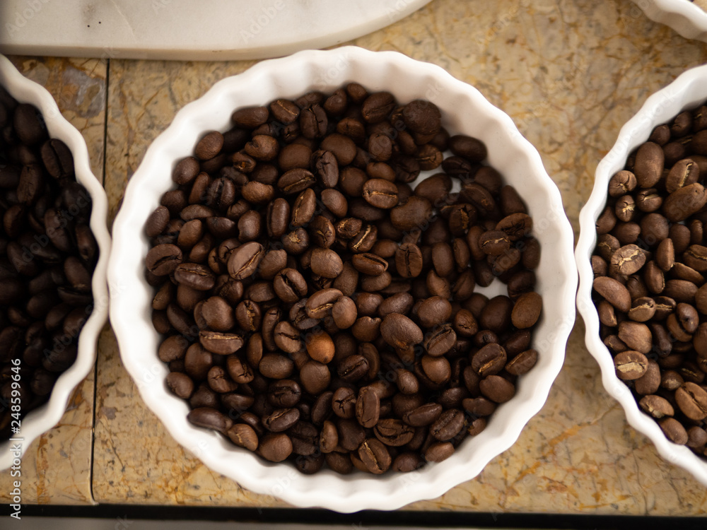 Fototapeta premium coffee bean in white bowl