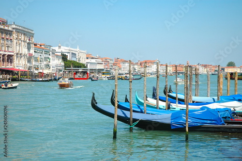 Gondole nella laguna veneziana, Venezia, Italia