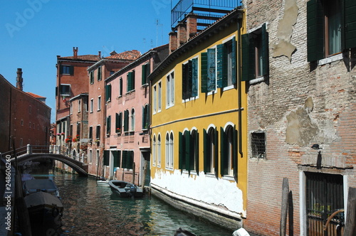 Canale veneziano con casa gialla, Venezia, Italia photo