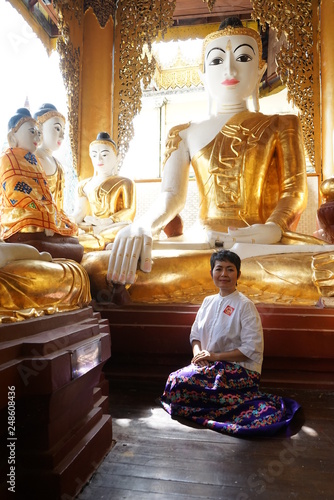 Femme birmane priant à la Pagode Schwedagon Yangoon photo