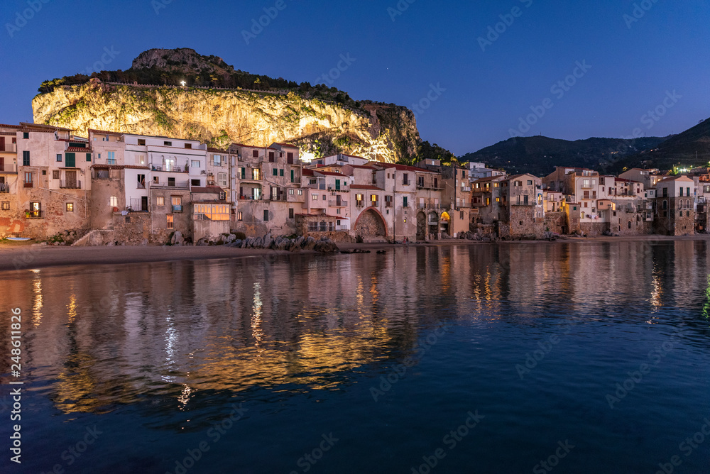 Il pittoresco borgo marinaro di Cefalù al calar della sera, Sicilia	