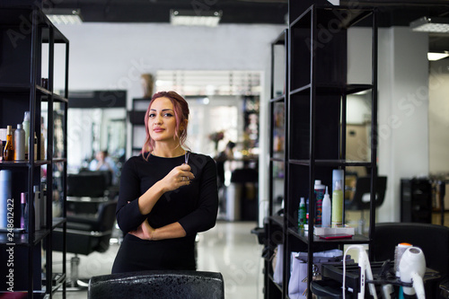 Papier peint Beautiful young hairdresser in beauty salon