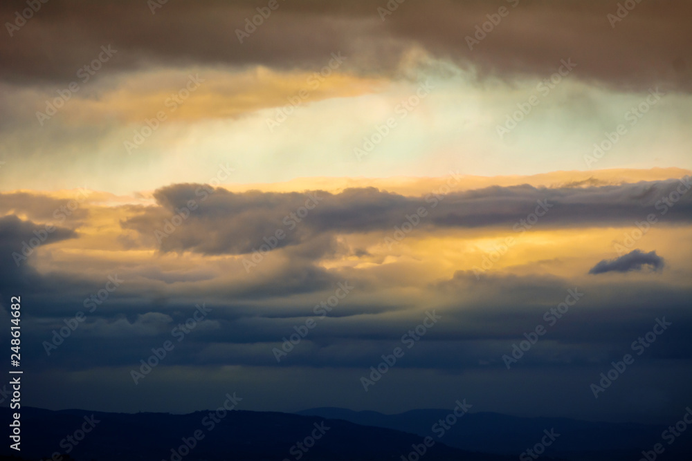 Una bellissima alba tinge con delicati colori pastello le nuvole. Una bellissima alba tinge con delicati colori pastello le nuvole.