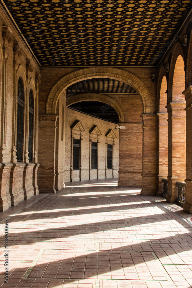 Pasillo en el interior del edificio de Plaza de España en Sevilla, España