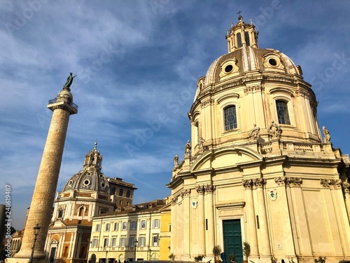 Chiesa di Santa Maria di Loreto e Chiesa del Santissimo Nome di Maria al Foro Traiano e colonna di Traiano, Roma, Italia