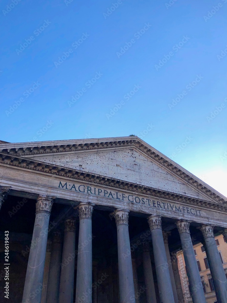 Pantheon e cielo blu, Roma, Italia