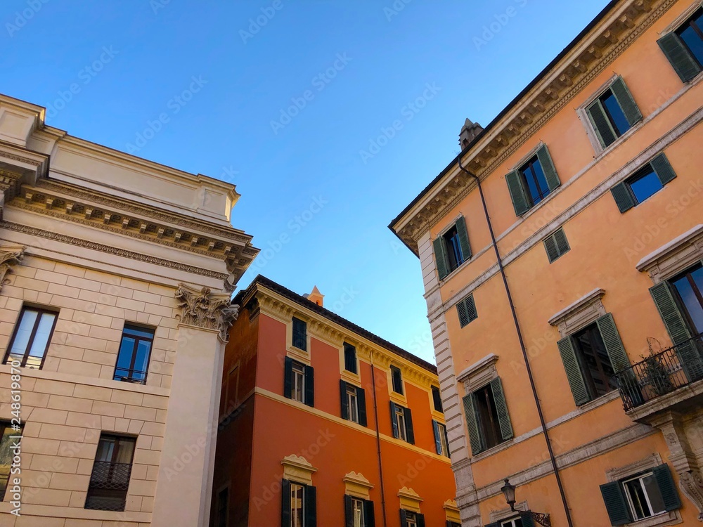 Edifici colorati in Piazza di Pietra, Roma, Italia