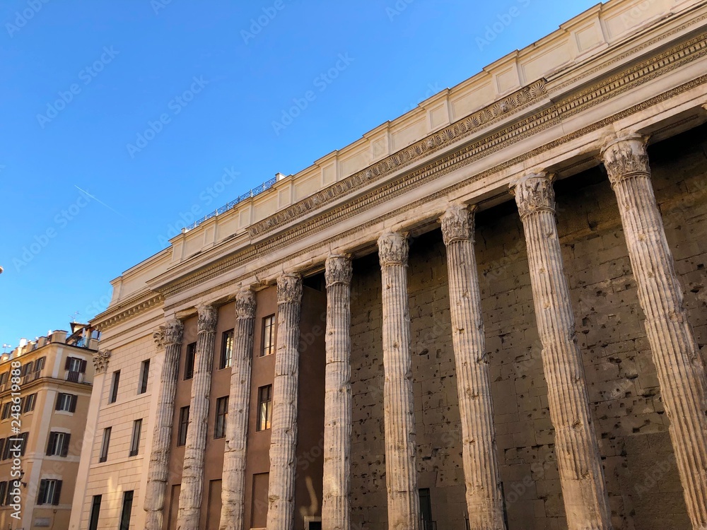 Tempio romano in Piazza di pietra, Roma, Italia