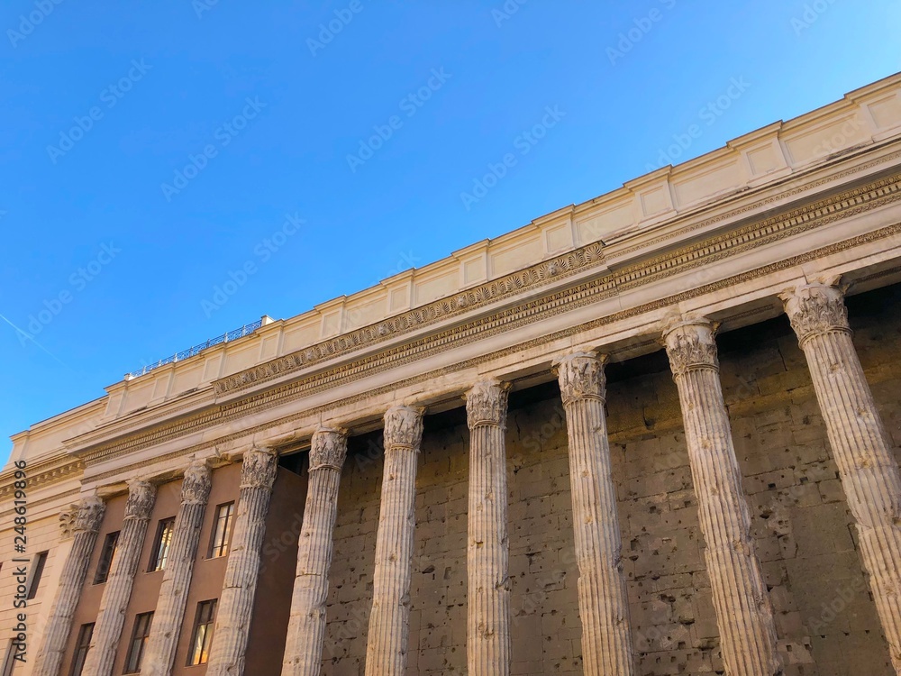 Colonne del tempo romano in Piazza di Pietra, Roma, Italia