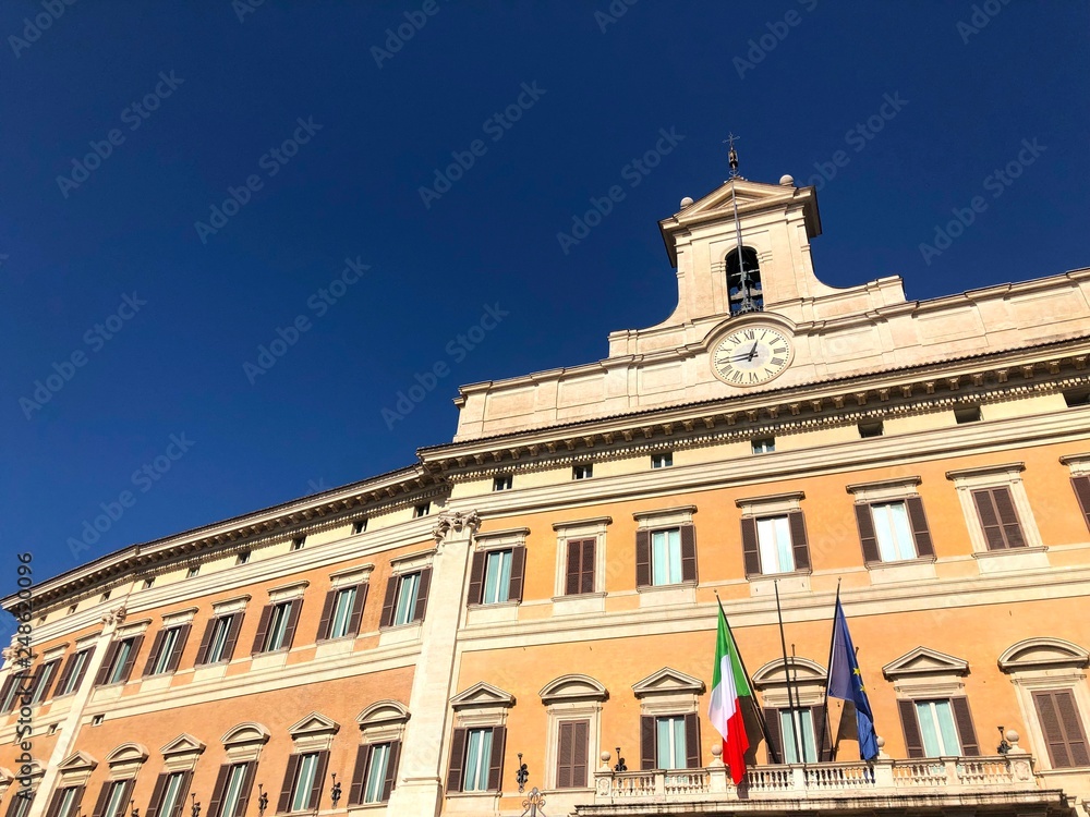 Montecitorio e cielo blu, Roma
