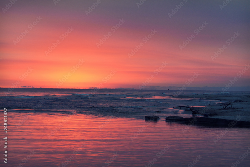 piękny wschód słońca nad morzem