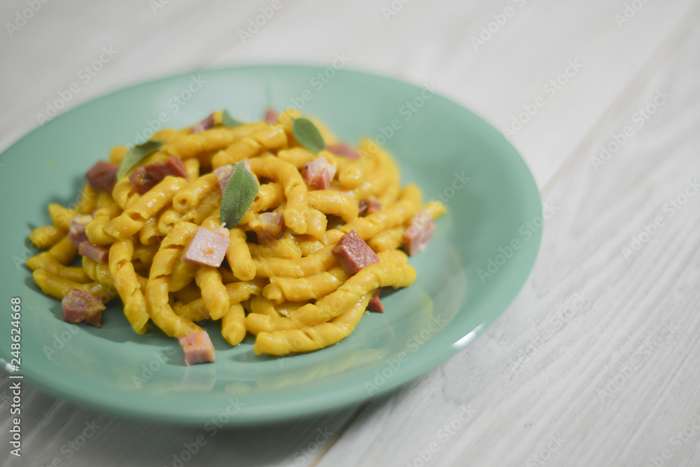busiate fresche alla curcuma con speck e salvia busiate fresche alla curcuma con speck e salvia