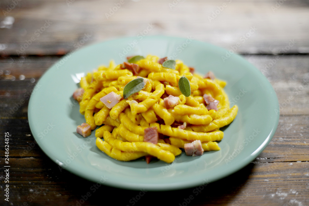 busiate fresche alla curcuma con speck e salvia busiate fresche alla curcuma con speck e salvia