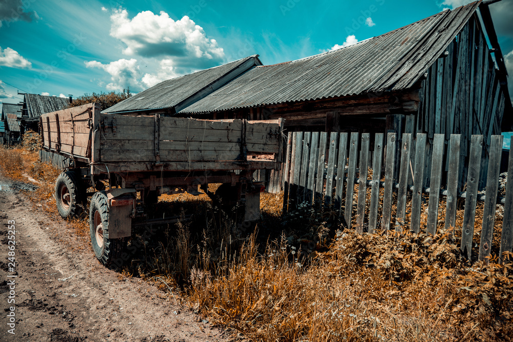 Obraz premium abandoned house and abandoned trailer