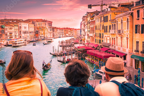 Una familia de turismo en Venecia y disfrutando del gran canal. photo
