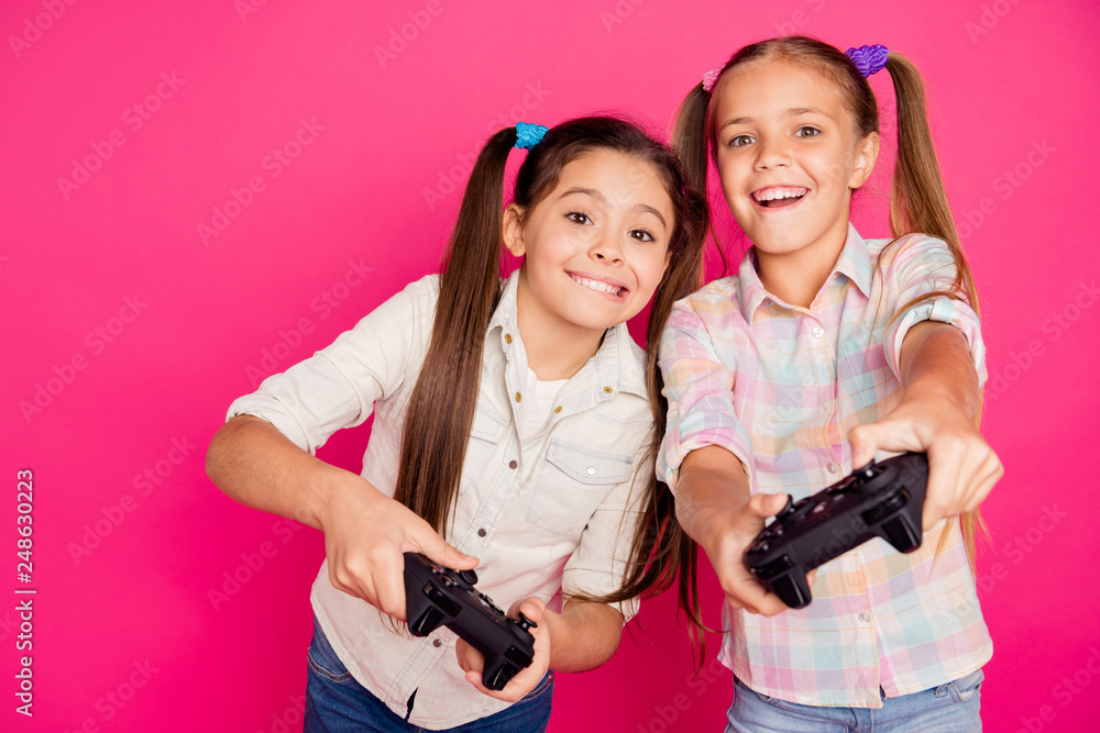 Φωτογραφία Close up photo two people little age she her girls hold hands arms trying hard t
