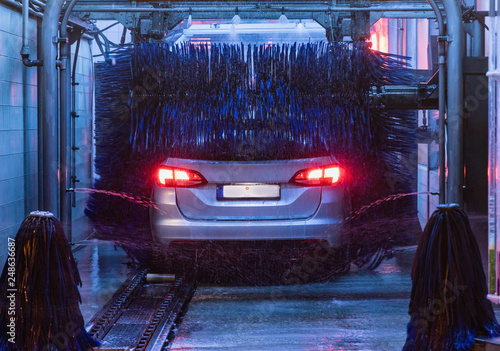Obraz na płótnie detail view on car wash, car wash foam water, Automatic car wash in action w salonie