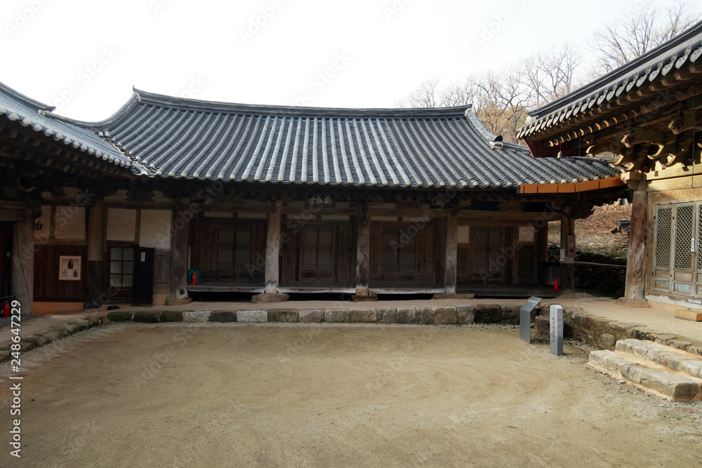Fototapeta premium Hwaeomsa Buddhist Temple