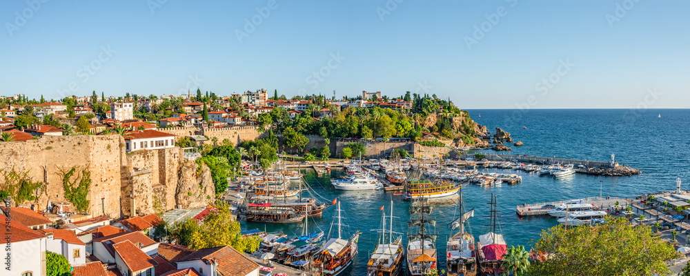 Obraz premium Panoramiczny widok na stary port i centrum miasta zwane Marina w Antalyi, Turcja, lato