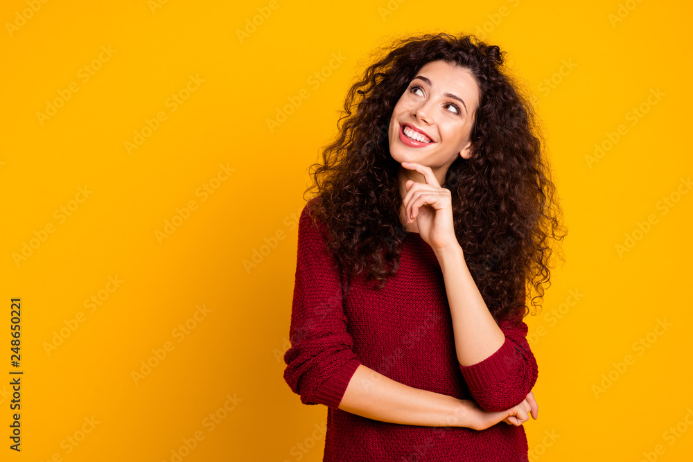Φωτογραφία Close up photo beautiful amazing attractive her she lady glad arm on chin look u