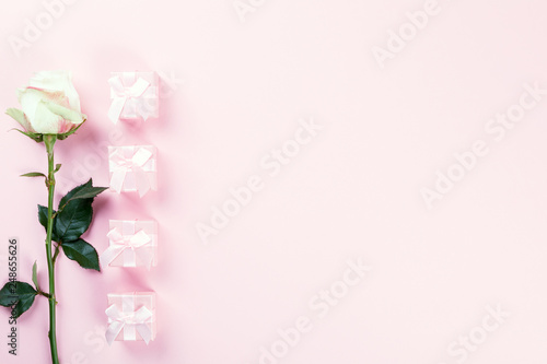Valentines Day composition. Gift box, white rose flowers,  on pastel pink background. Mothers day, Womens Day Holiday concept. Flat lay, top view, copy space © lily_rocha