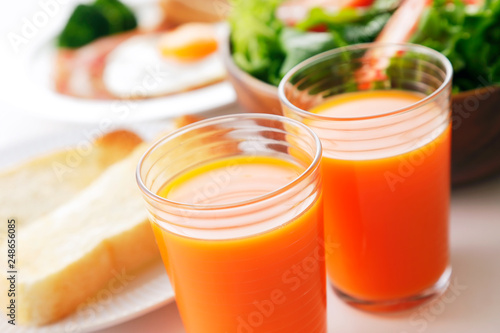 野菜ジュース 朝食イメージ Carrot juice and breakfast image