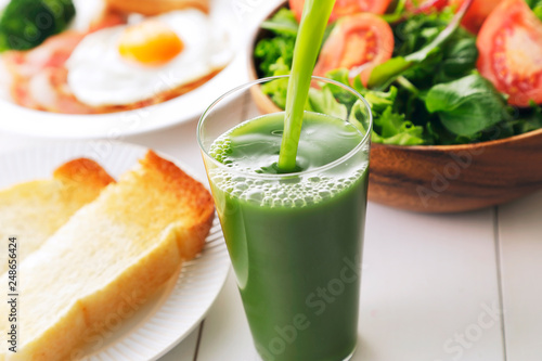 青汁　朝食イメージ　Green juice and breakfast image photo