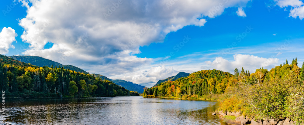 Obraz premium Beautiful fall color of Jacques-Cartier National Park