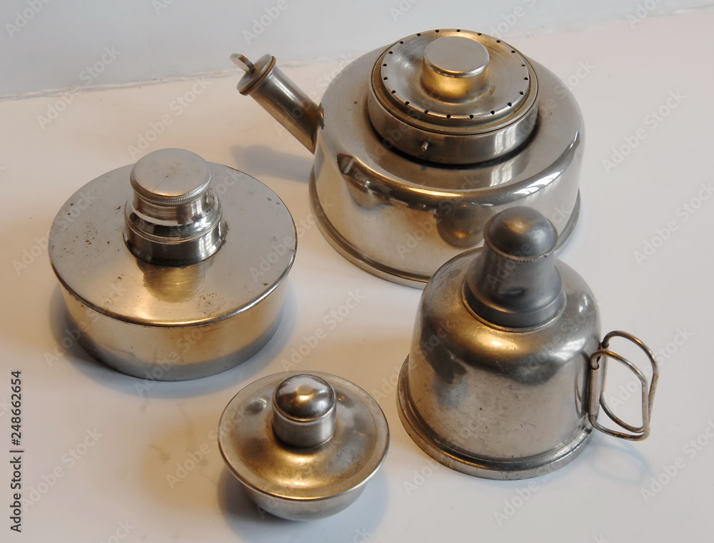 Réchauds à alcool anciens posés sur fond blanc Réchauds à alcool anciens posés sur fond blanc
