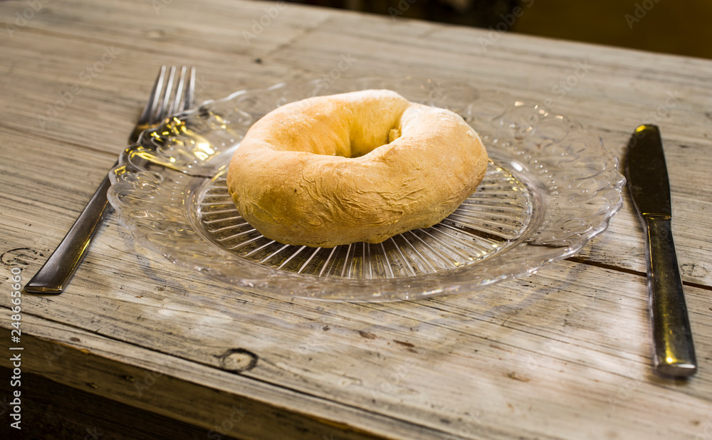 baggel servido en plato de cristal Stock Photo Adobe Stock