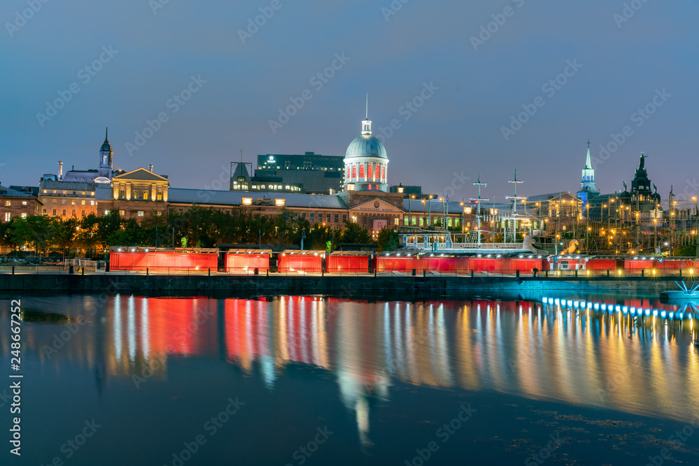 Obraz premium Twilight view of the Montreal skyline with Bonsecours Market