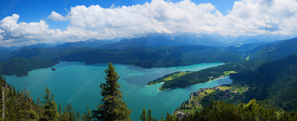 schöner blauer Walchensee - Landschaftspanorama mit Bergblick