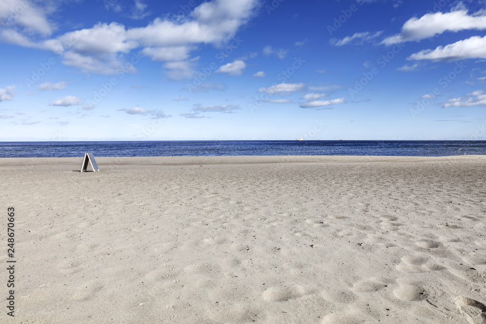 Obraz premium Beach of sand and sea landscape with blue sky and clouds 