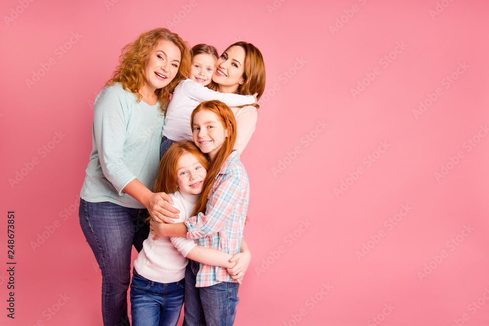 Close up family girlish present photo set foxy little girls mom granny five stand close tight smile glad vacation spend free time wear sweaters shirts pullovers isolated on rose background Close up family girlish present photo set foxy little girls mom granny five stand close tight smile glad vacation spend free time wear sweaters shirts pullovers isolated on rose background