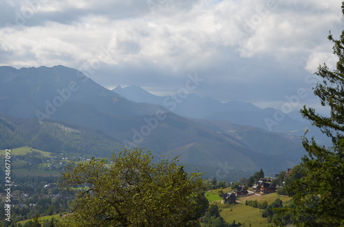 Widok na tatry ze zbocza Guba    wki  przed burz  