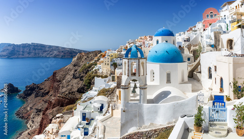Blick auf die weißen Häuser und die blauen Kuppeln der Kirchen in Oia auf Santorini, Kykladen, Griechenland