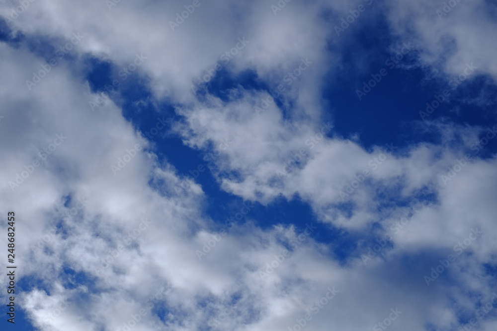 Fototapeta premium Wolkenfiguren am Himmel