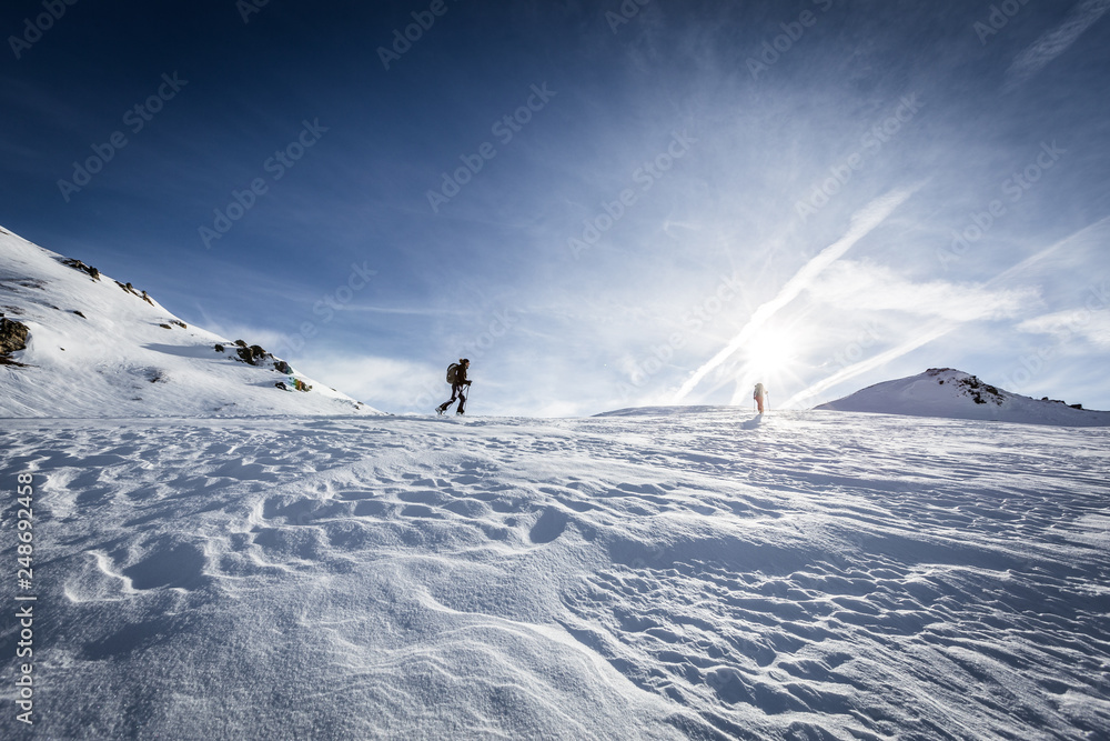 Skitour unter blauem Himmel am Berg