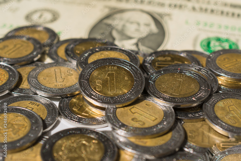En la mesa hay muchos pesos mexicanos y un billete de un dólar. En la mesa hay muchos pesos mexicanos y un billete de un dólar.