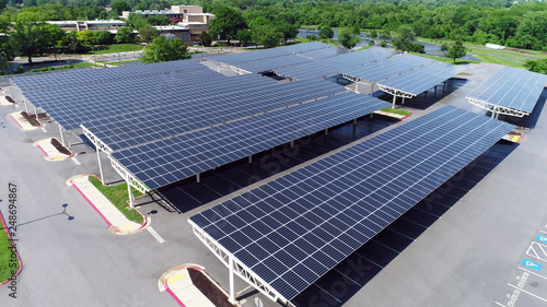 Foto aerial view solar panels in parking