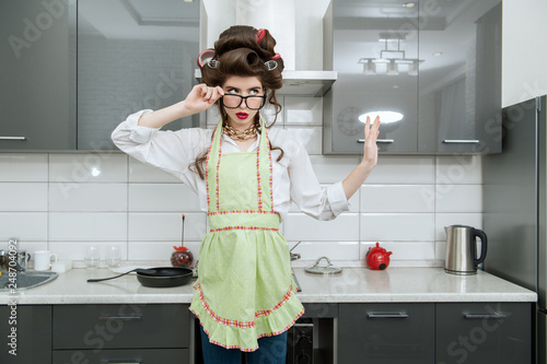 Tableau sur toile woman in the kitchen