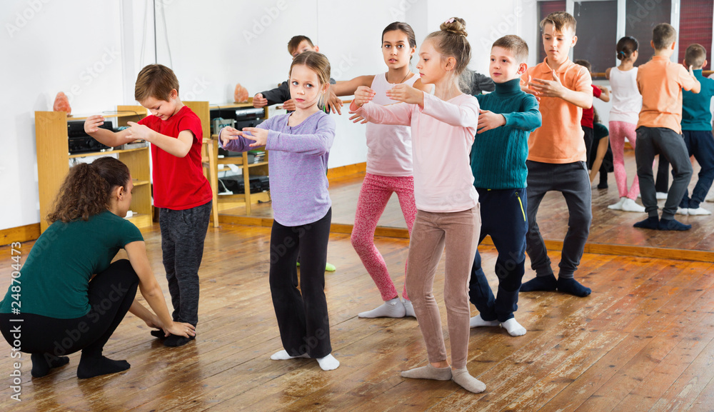 Obraz premium Young ballet dancers exercising in ballroom