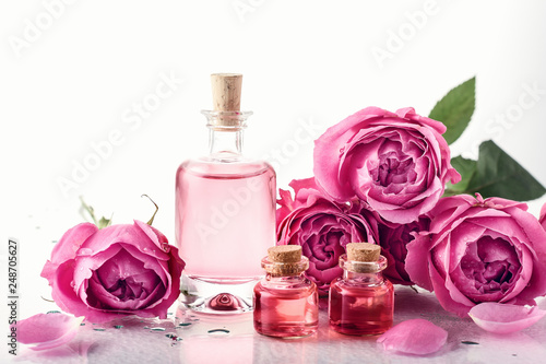 Fototapeta Naklejka Na Ścianę i Meble -  Roses, pink perfume water.