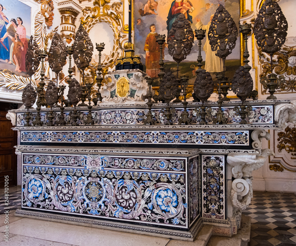 Φωτογραφία The inlaid majolica altar of the church of the Certosa of San Lorenzo, in Padula