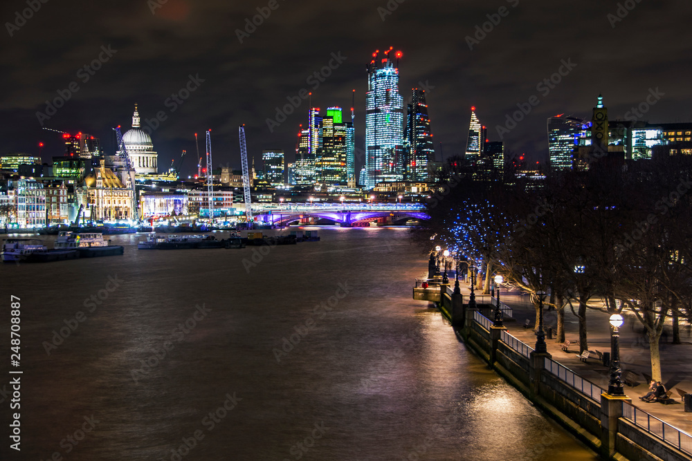 Naklejka premium Office building and Thames river in London