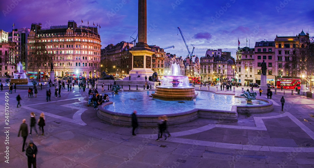 Fototapeta premium Trafalgar Square in London at night