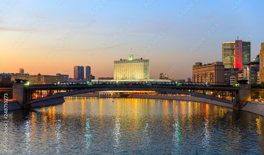 Φωτογραφία House of the government of the Russian Federation, beautiful Moscow river, night road and water traffic along the river and the embankment